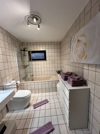 Bad mit Badewanne und Waschmaschine