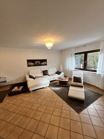 Bequemes Ledersofa und Leder Massageliege im Wohn-/Schlafraum mit Lederhundebett