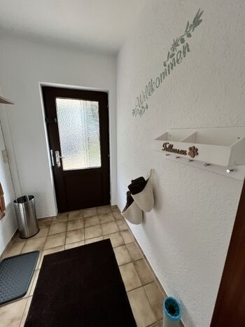 Eingangsbereich mit Fellnasengarderobe, Pfotenwaschanlage und Hundehandtücher