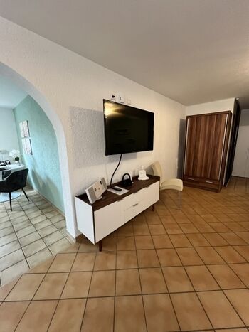 Großer Fernseher mit Schwenkarm 