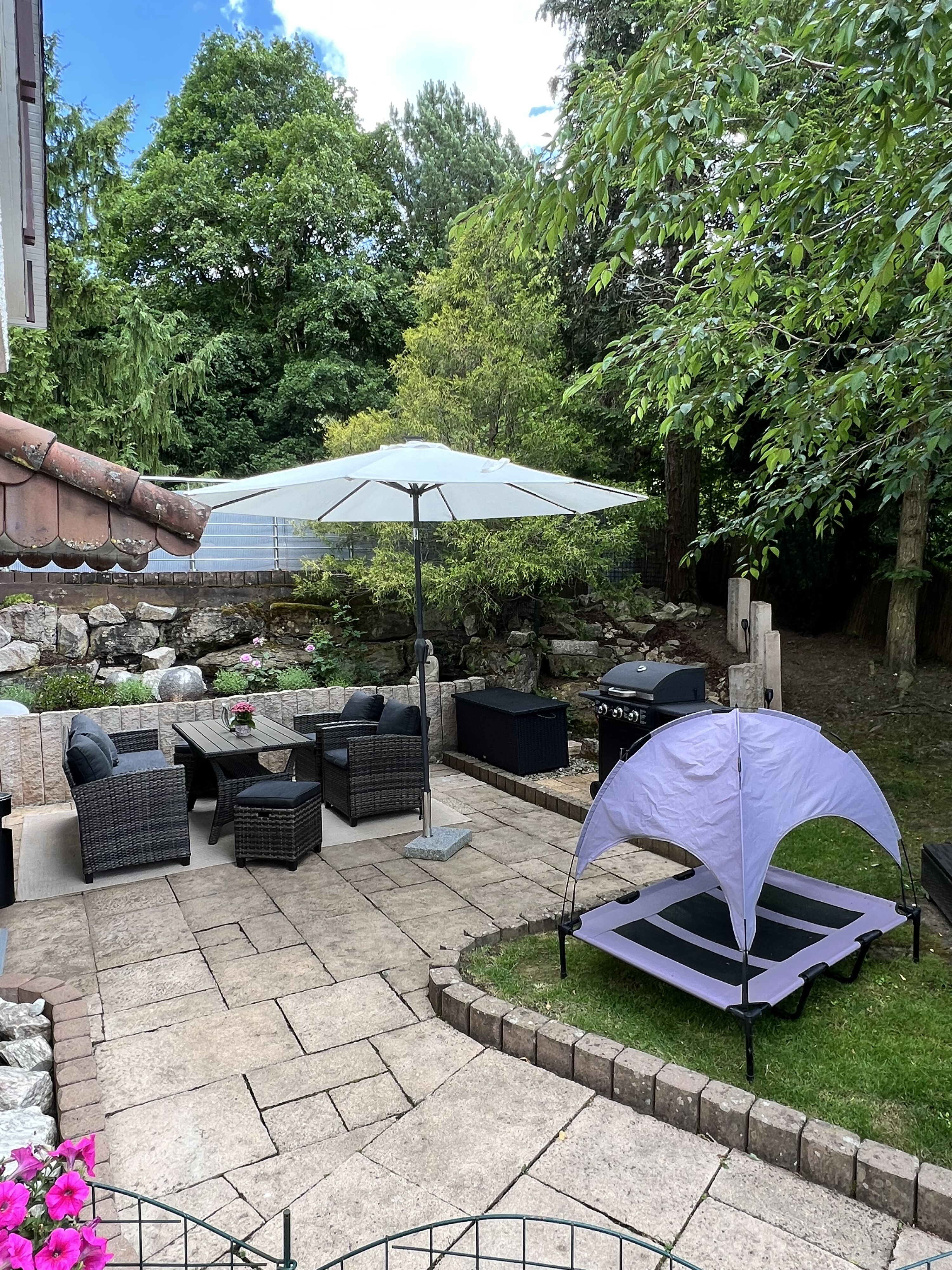 Garten, Stahlzaun fest verankert, ca. 1 m hoch