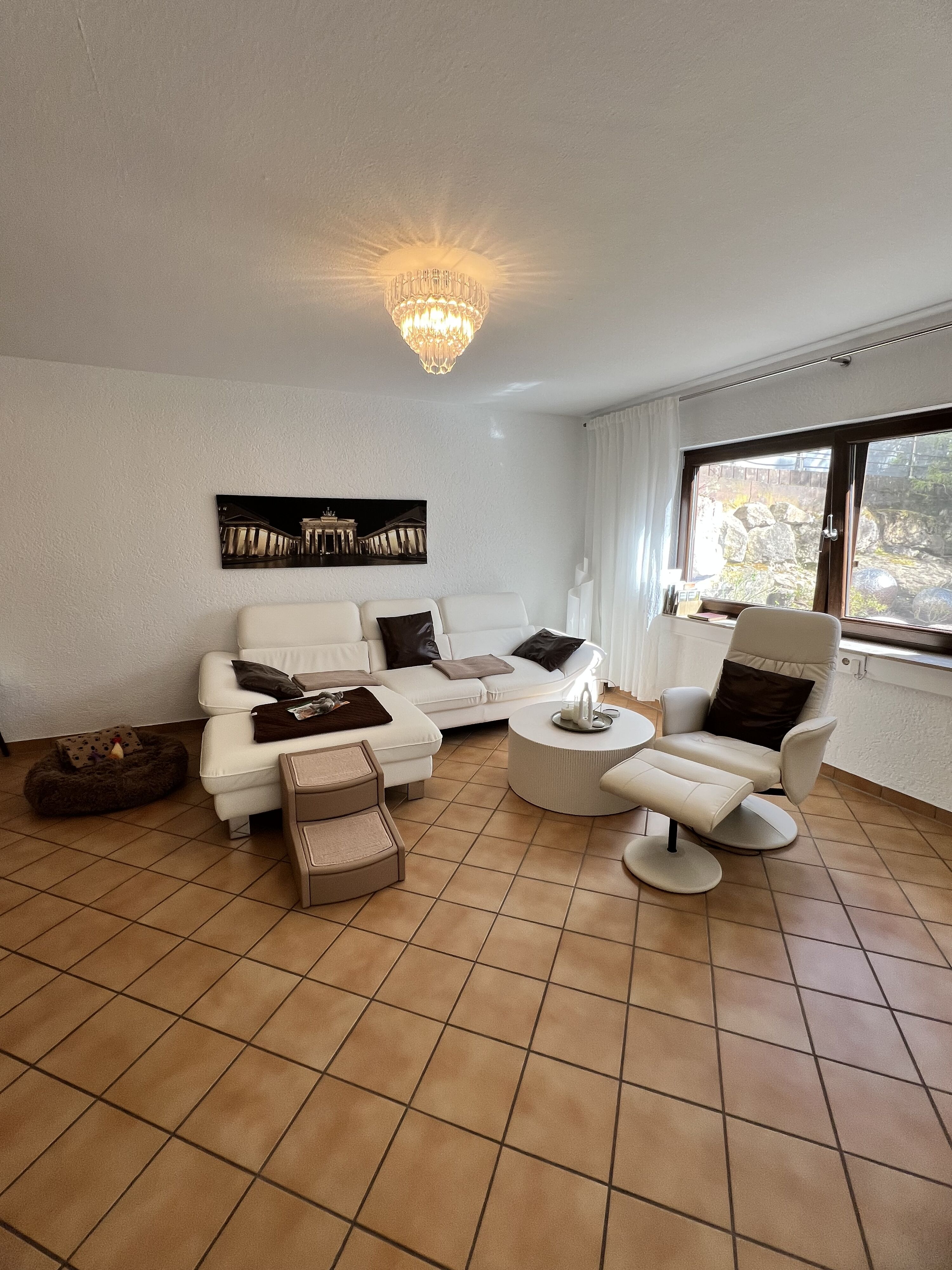 Ledercouch und Massagesessel