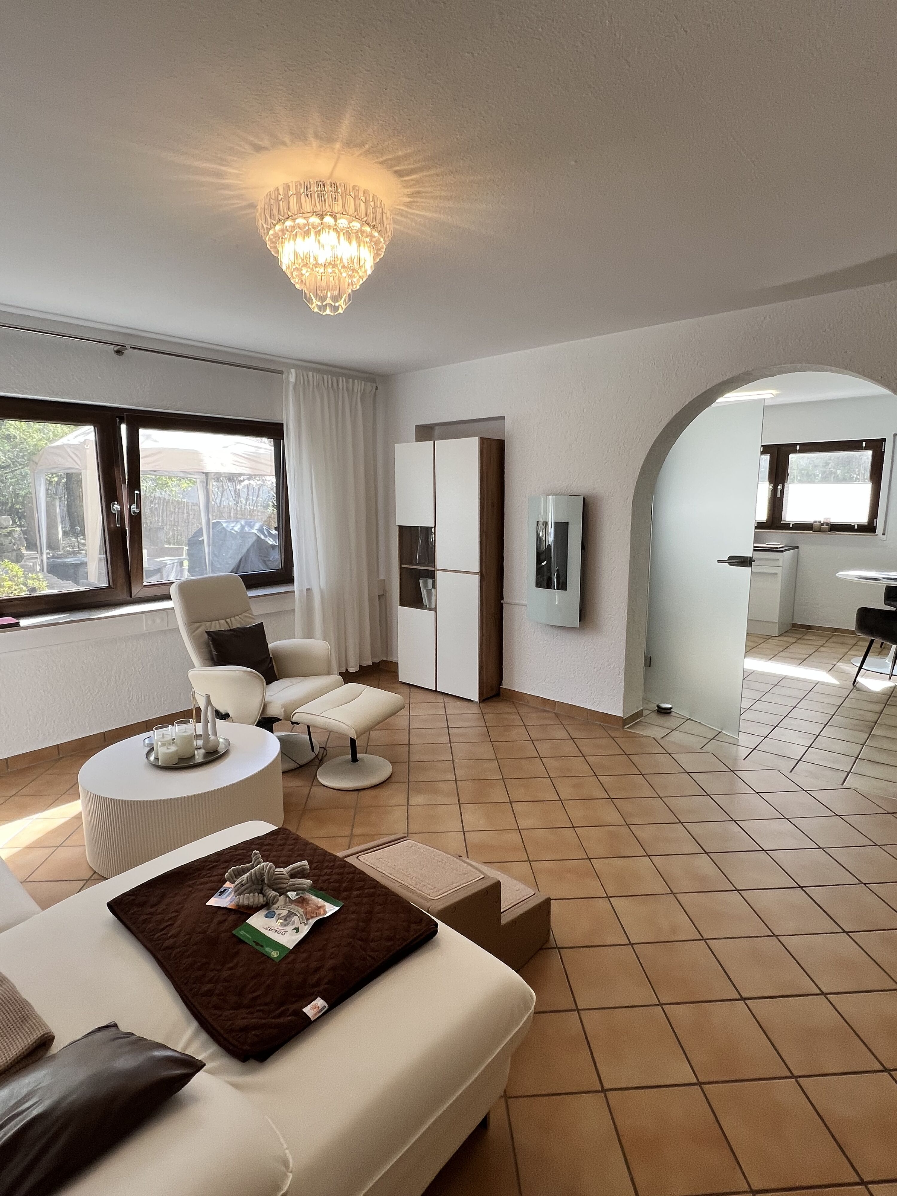 Wohnzimmer und Elektrokamin mit Blick in die Küche