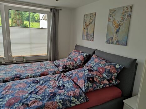 Schlafzimmer mit Doppelbett