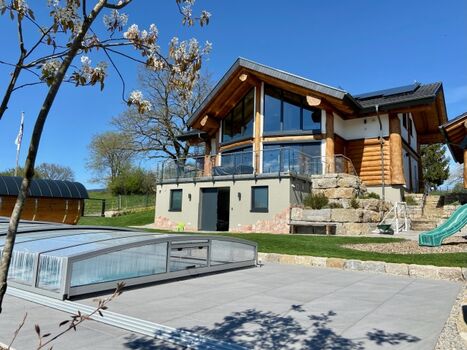 Swimming Pool mit Abdeckung