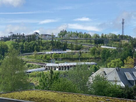 Panoramablick auf die Bobbahn