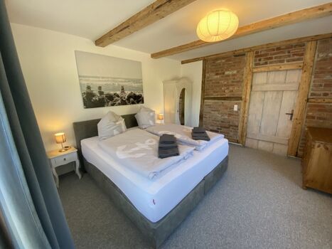 Großes Schlafzimmer mit Boxspringbett von Swiss Sense 