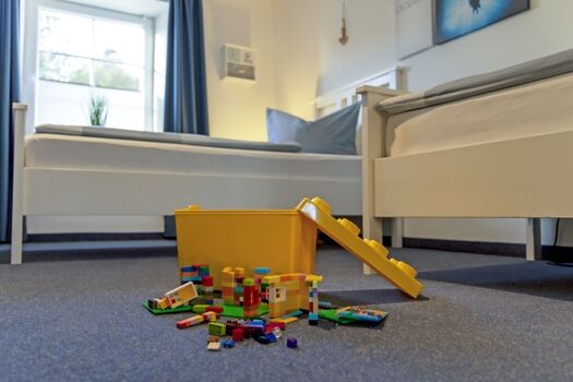 Kinderzimmer mit Spielzeug 