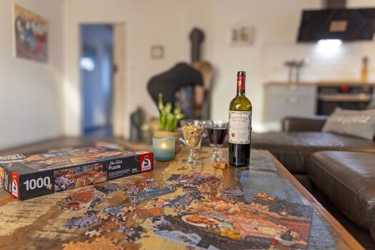 Puzzle oder Brettspiele im Wohnzimmerschrank 
