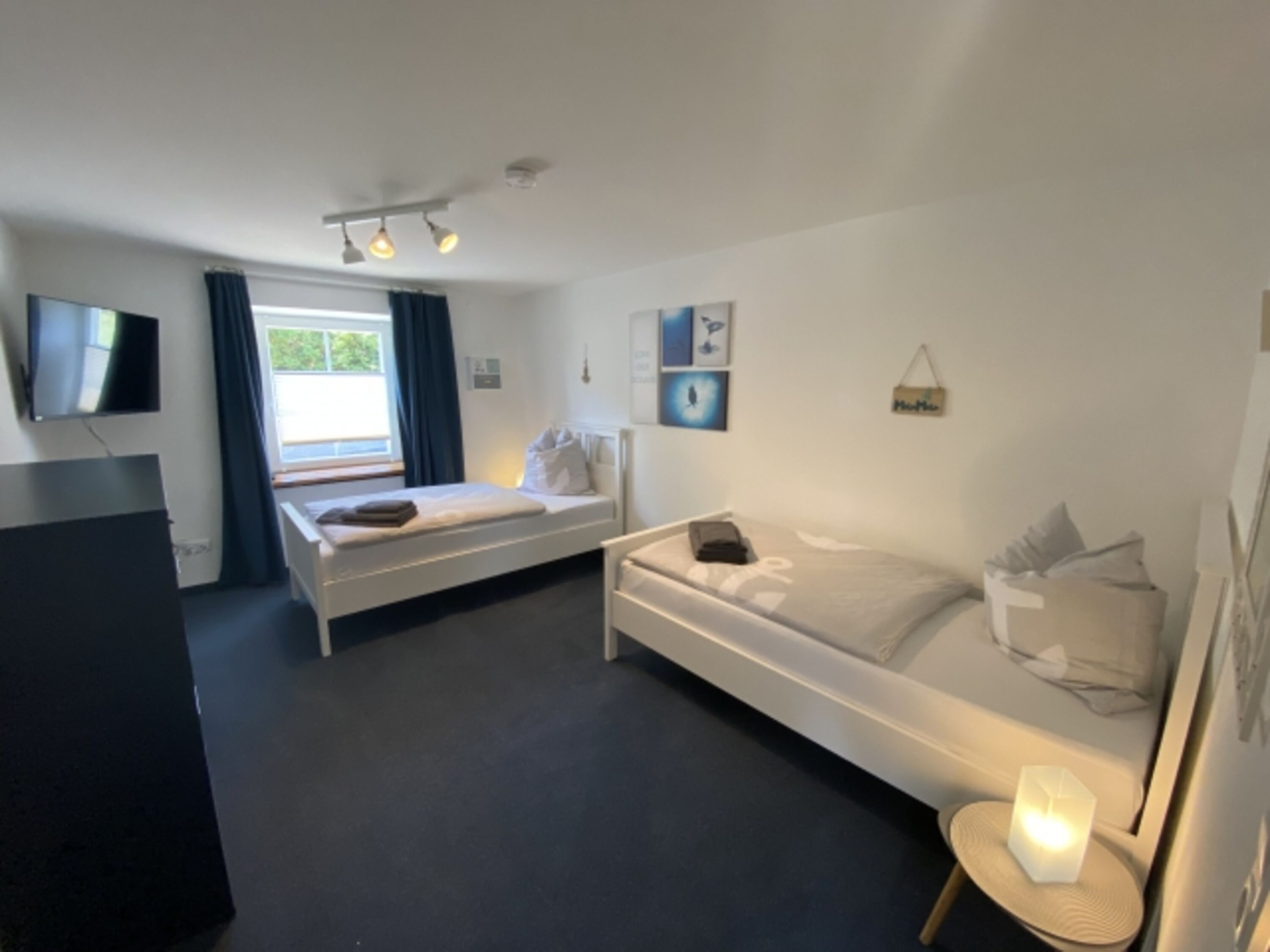 Zweibettzimmer mit Smart TV
