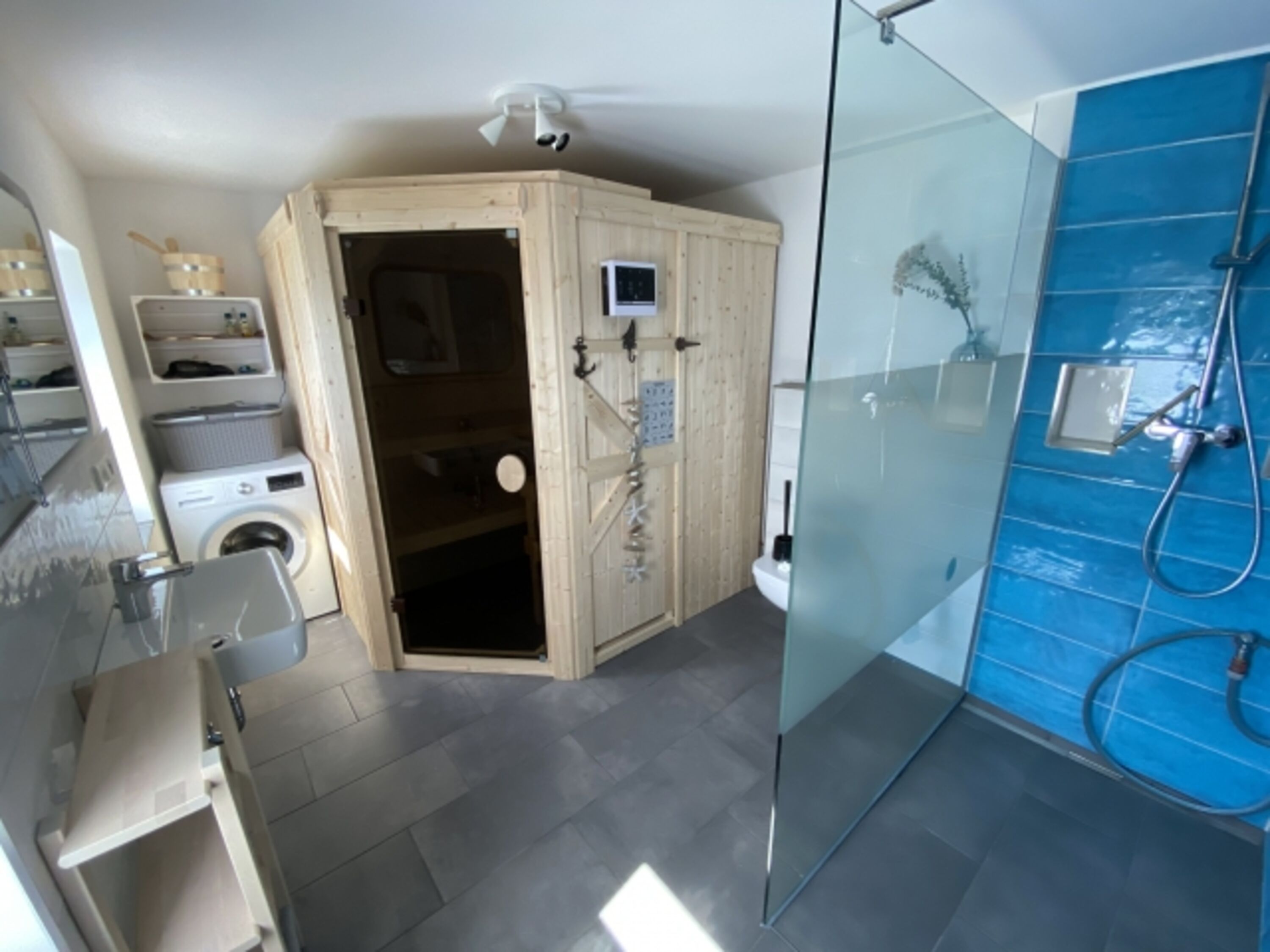 Duschbad mit bodengleicher Dusche, wC, Waschbecken, Sauna 