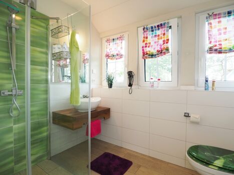 Unser Bad im OG mit großer Dusche