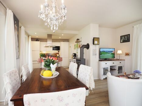 Der große Esstisch mit 6 Stühlen