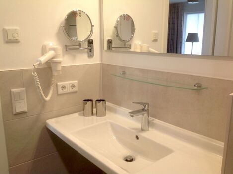 Waschbecken mit Vergrößerungsspiegel