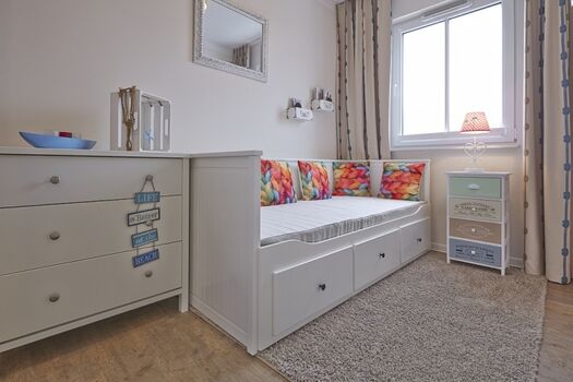 Schlafzimmer mit ausziehbarem Bett