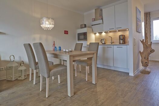 Esszimmertisch mit perfekt ausgestatteter Küche