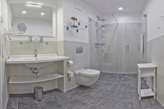 Begehbares Duchbad mit Regendusche