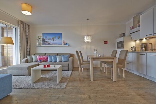 Das Wohnzimmer mit bequemer Eckcousch