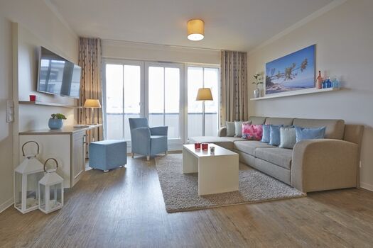 Blick ins Wohnzimmer mit Balkontür