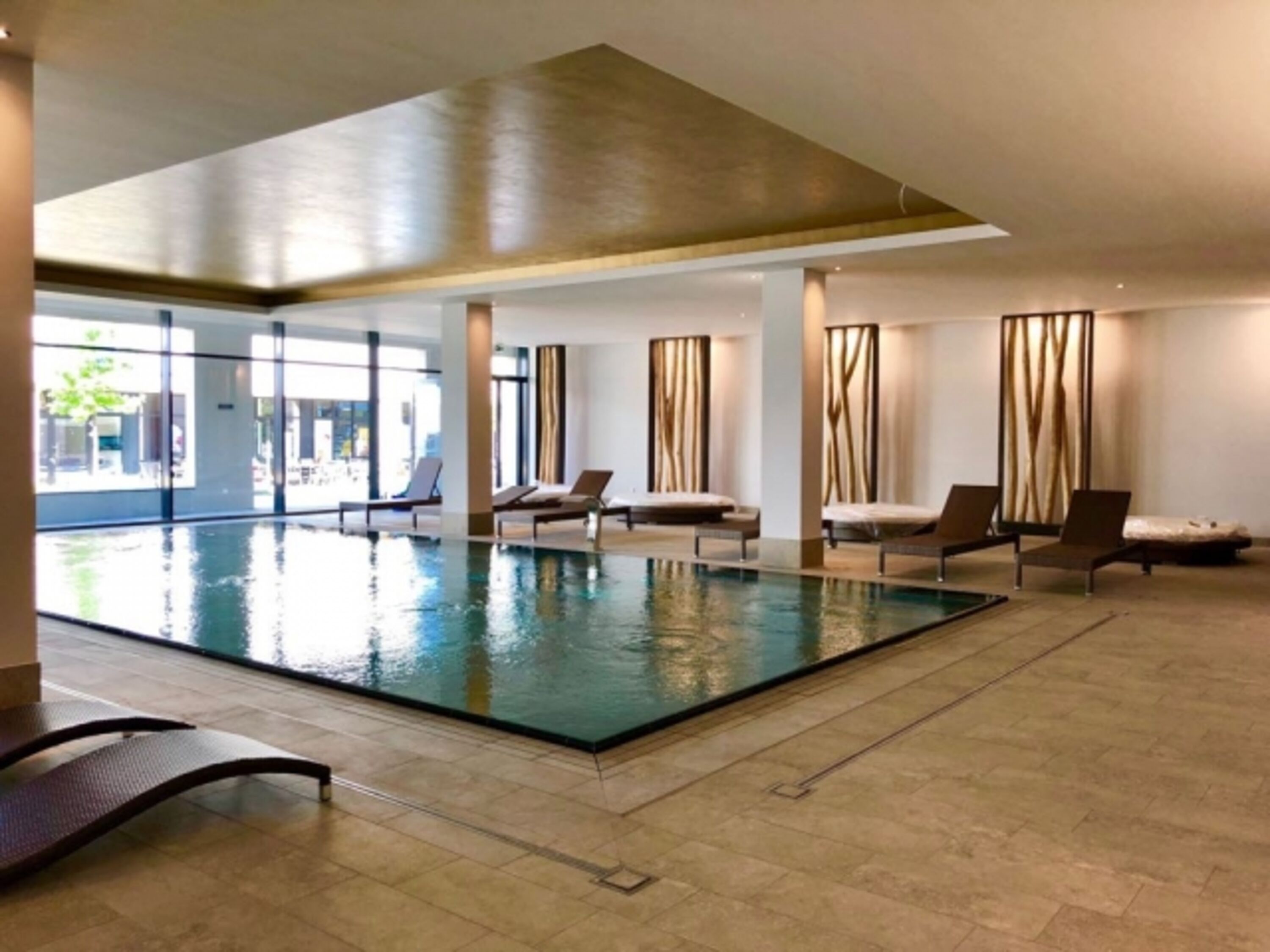 Pool seitlich betrachtet