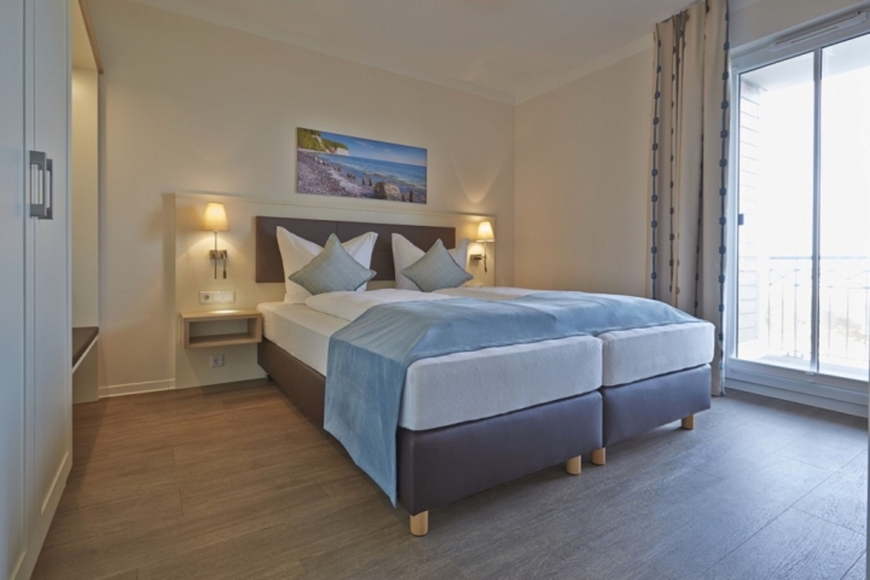 Boxspringbett, TV und Balkonzugang