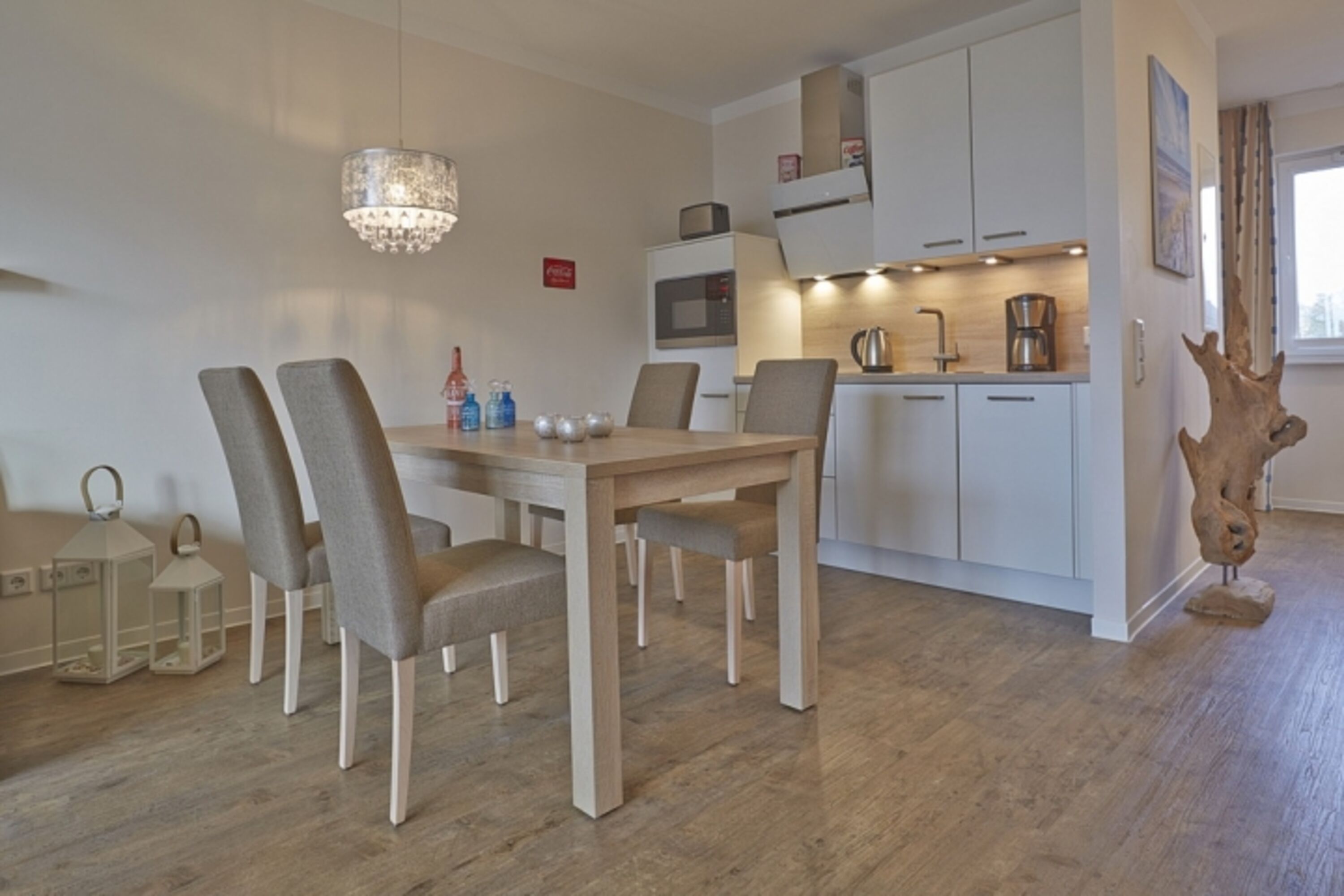 Esszimmertisch mit perfekt ausgestatteter Küche