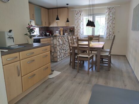 Der Blick vom Wohnbereich zum Essbereich mit dem Kaffetresen