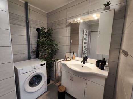 Badezimmer 1 / / Masterbad 