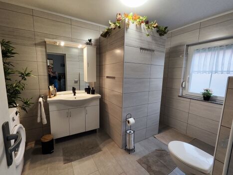 Badezimmer 1 / Masterbad 