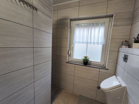 Badezimmer 1 / / Masterbad 