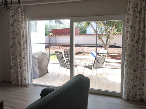 Der geniale Blick durchs Wohnzimmer raus in den Garten