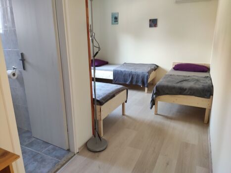 Blick in das Kinderzimmer mit separatem Bad