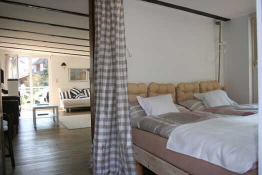 Schlafzimmer mit Doppelbett - Alkoven