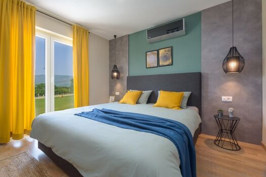 Schlafzimmer mit Doppelbett