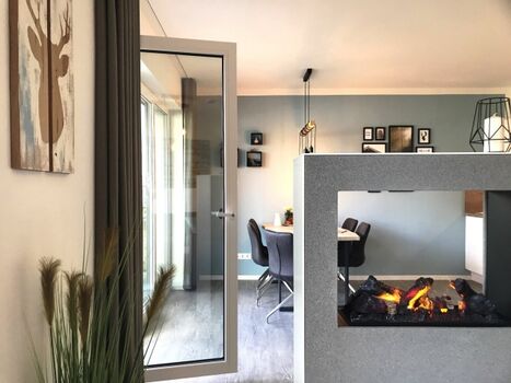 Elektrokamin und Essbereich