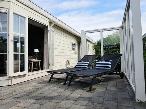 Sonnenliegen mit Windschutz