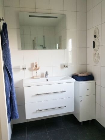 Badezimmer mit Waschtisch