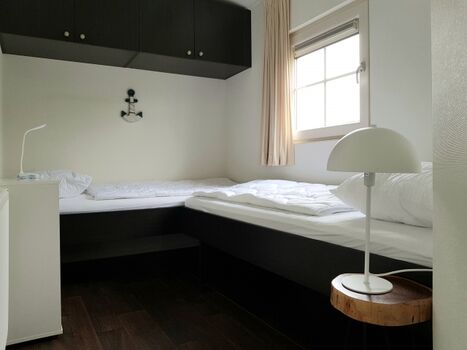 Schlafzimmer "2" mit Hängeschrank und Regal