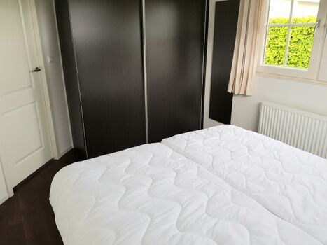 Schlafzimmer "1" mit Kleiderschrank