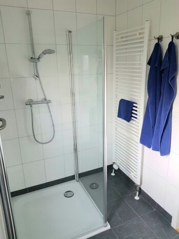 Badezimmer mit Dusche