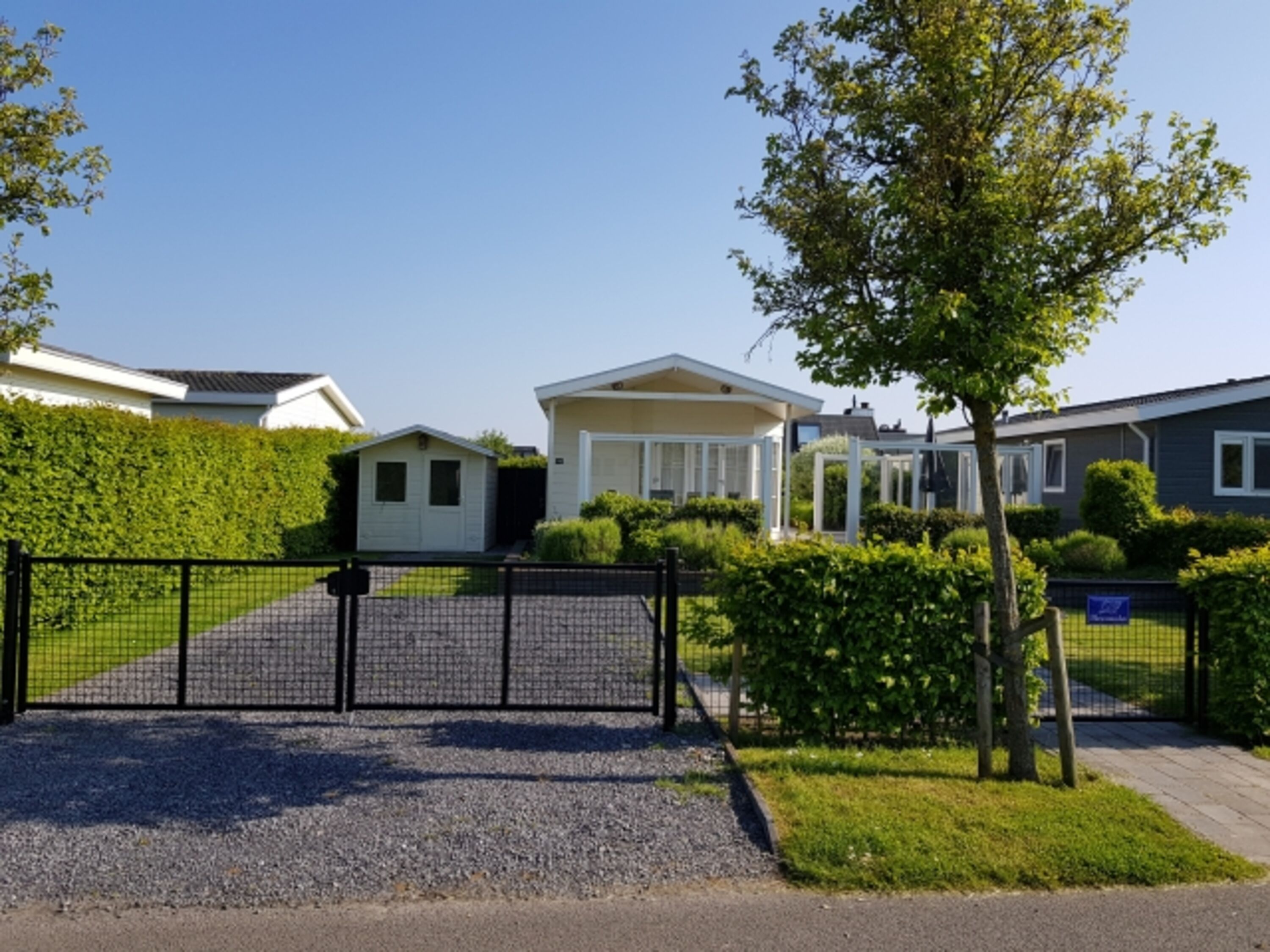 Eingang und Einfahrt mit Parkplatz und Gartenhaus