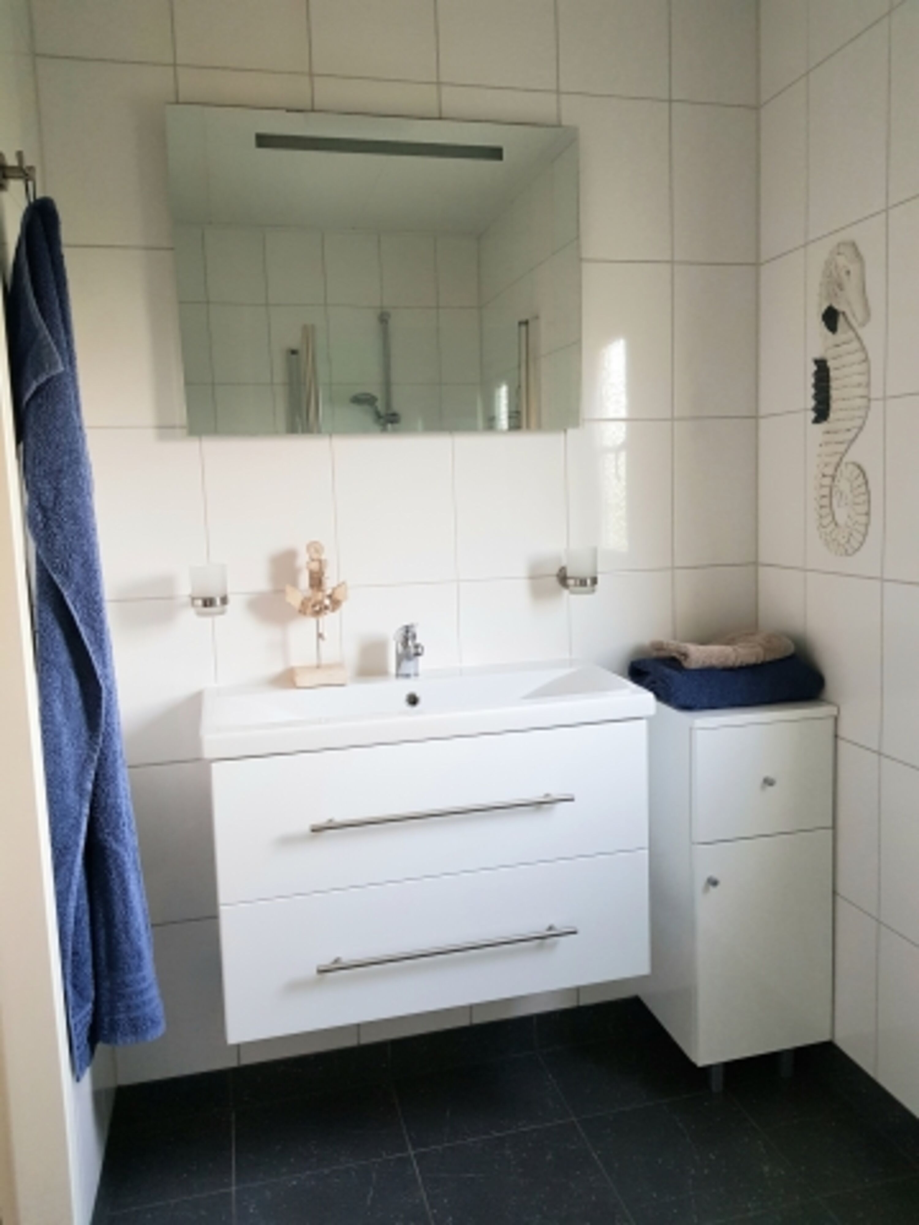 Badezimmer mit Waschtisch