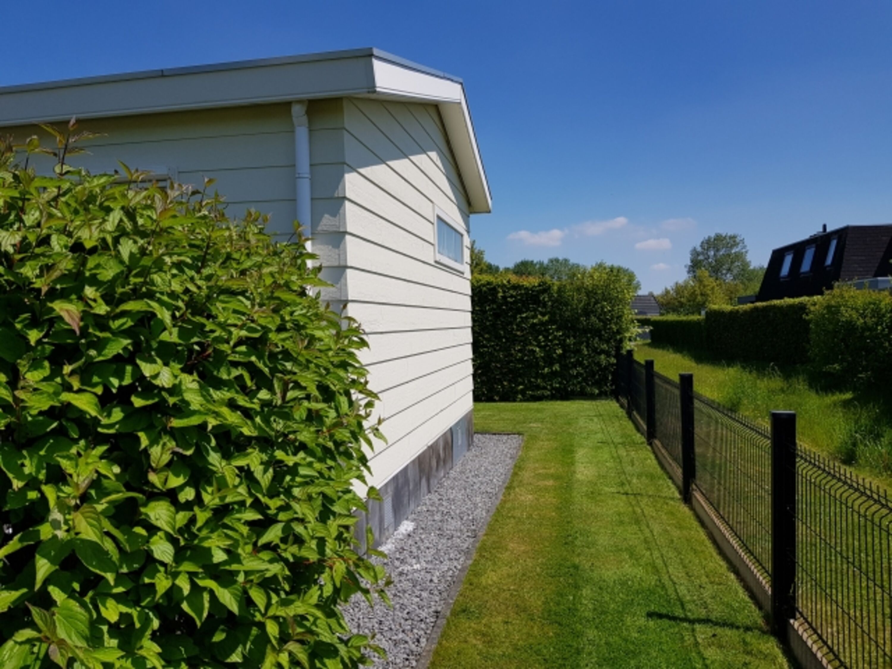 Chalet hinten mit stiller Grünzone