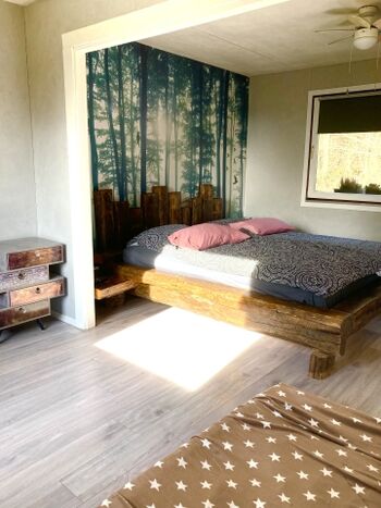 Schlafzimmer mit Doppelbett