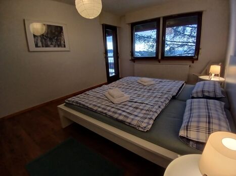 Schlafzimmer mit Zugang zum Balkon 