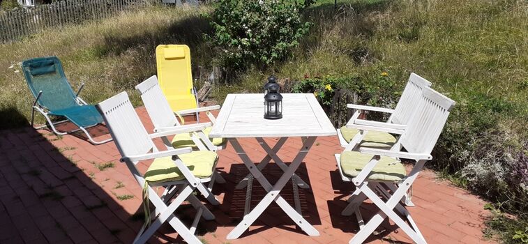 Die Terrasse hinter dem Haus