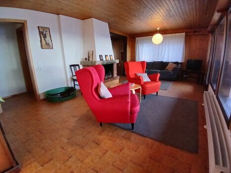 Wohnzimmer mit Panoramablick ins Tal