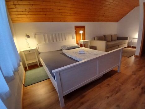 Weiteres Schlafzimmer im Dachgeschoss mit zusätzlichem Schlafsofa