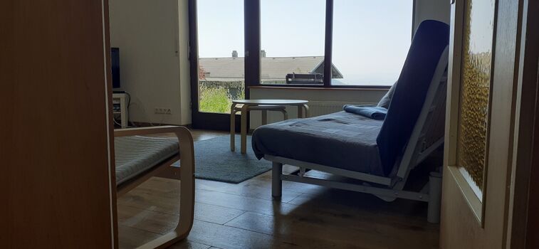 Blick vom Flur aus ins Wohnzimmer