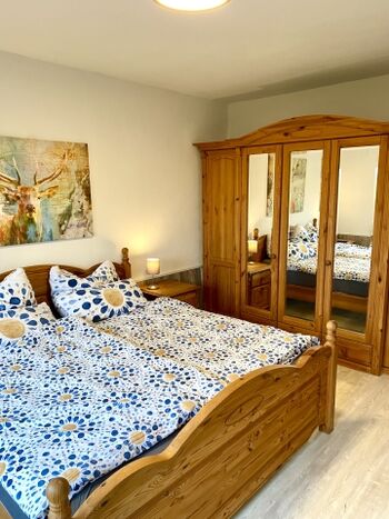 Schlafzimmer mit Doppelbett im Erdgeschoss